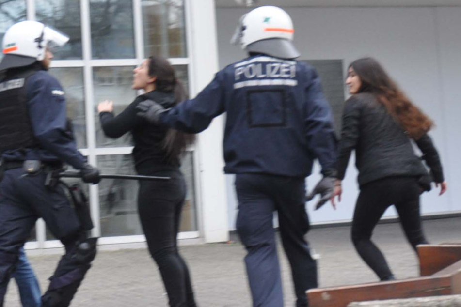 Als die zwei Frauen sich auf dem Boden prügelten, mischten sich noch weitere Personen ein. (Symbolbild)