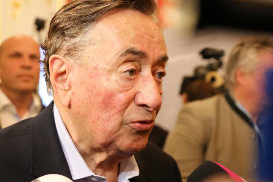 Richard Lugner (84) legte nun die Karten auf den Tisch.