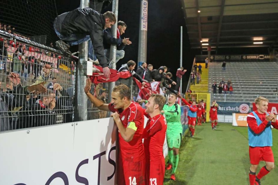 Die FSV-Kicker bedankten sich nach der Partie in Aalen bei den mitgereisten Fans, die ihre Mannschaft 90 Minuten unterstützt hatten.