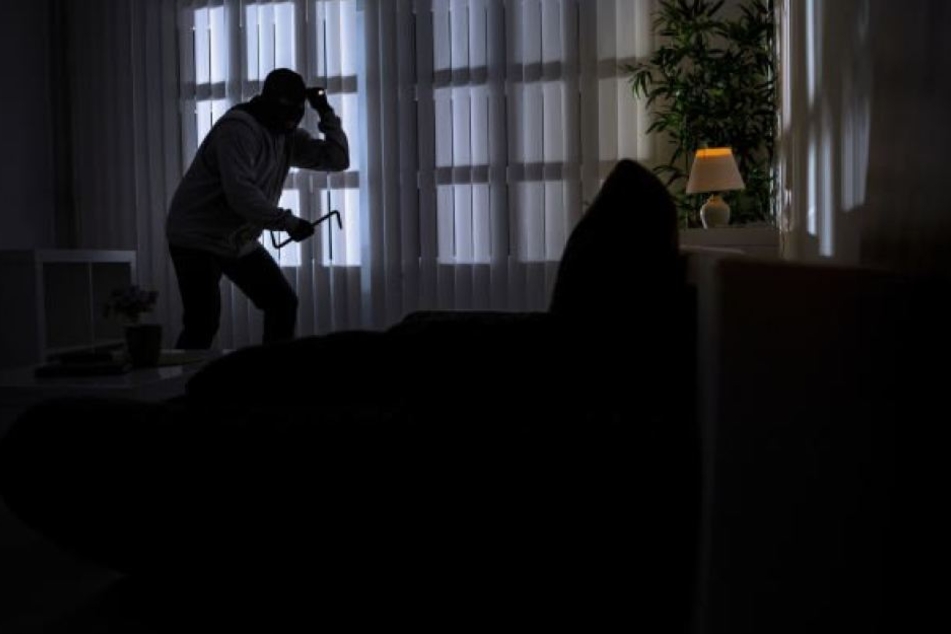 Bei dem Täter, der in die Erdgeschosswohnung einer 74-Jährigen eindrang und sie möglicherweise auch versucht hat, zu vergewaltigen, soll es sich um einen jungen Somalier handeln. (Symbolbild)