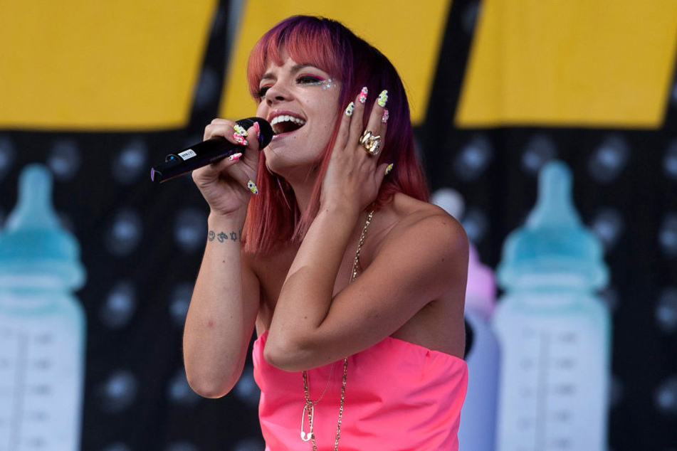 Bunt, laut, schräg: Lily Allen bei einer ihrer Auftritte.