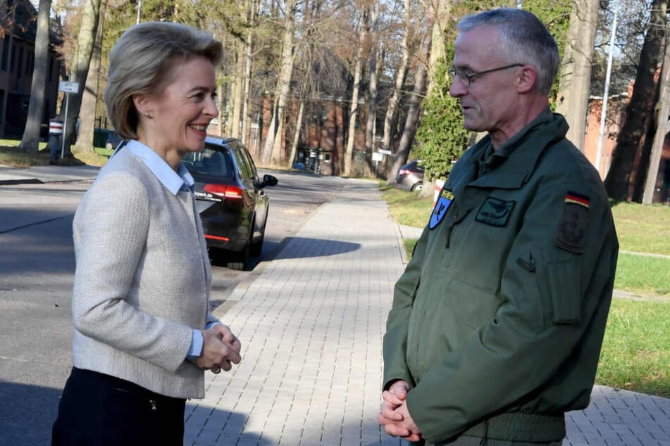 Ursula von der Leyen und Oberst Ludger Bette.