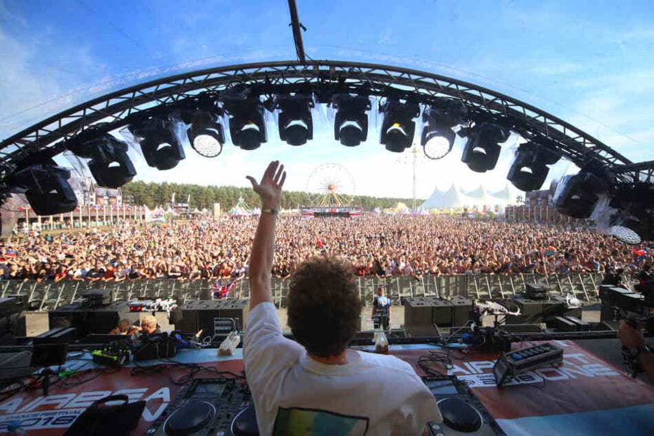 Der Blick vom DJ-Pult: Auf dem Festival werden täglich bis zu 65.000 Fans erwartet.