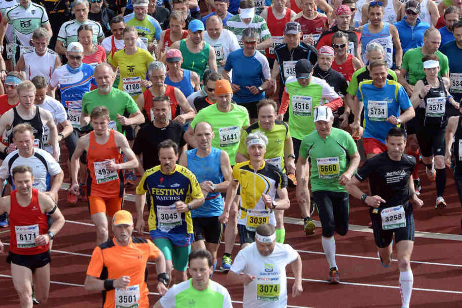 So wie hier beim jährlichen Rennsteiglauf werden auch zur Jahreswende viele Sportler an den Silvesterläufen im Freistaat teilnehmen.