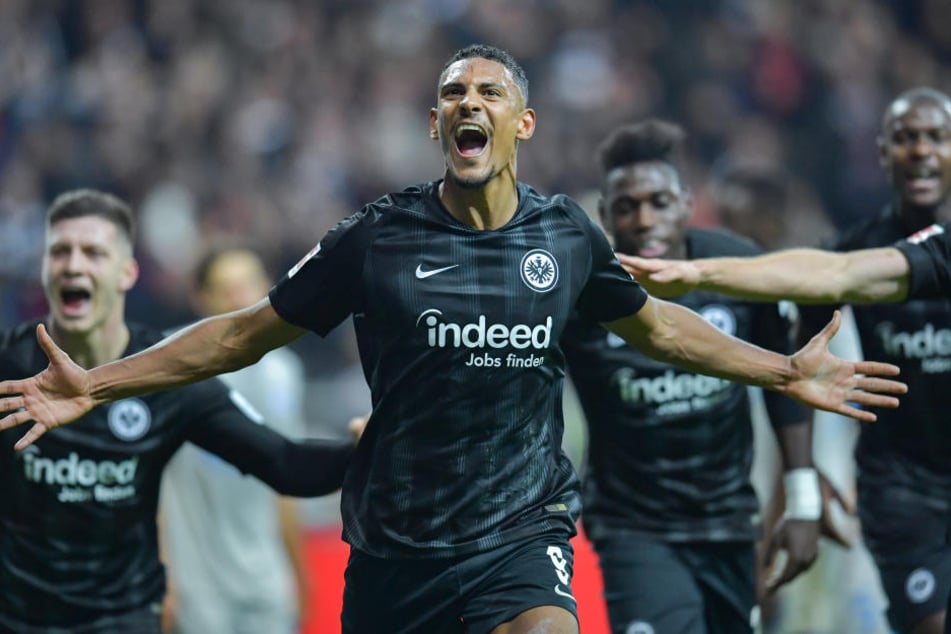 Sebastién Haller (Mi.) setzte dem Heimsieg gegen Schalke mit seinem Treffer zum 3:0-Endstand die Krone auf.