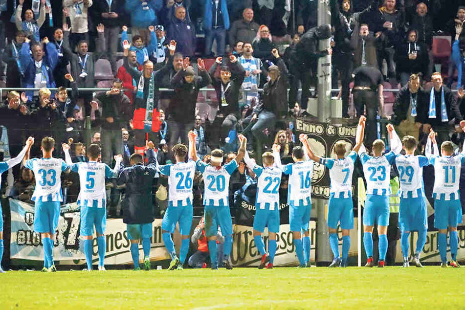 Zuletzt in Auerbach konnten die CFC-Fans mit der Mannschaft einen 2:0-Sieg feiern. Gewinnt das Team in Nordhausen erneut, ist der direkte Wiederaufstieg perfekt.