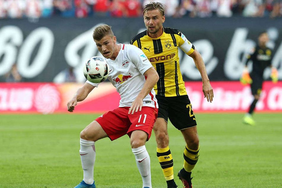 Hier behauptet Timo Werner (20) den Ball gegen Marcel Schmelzer.