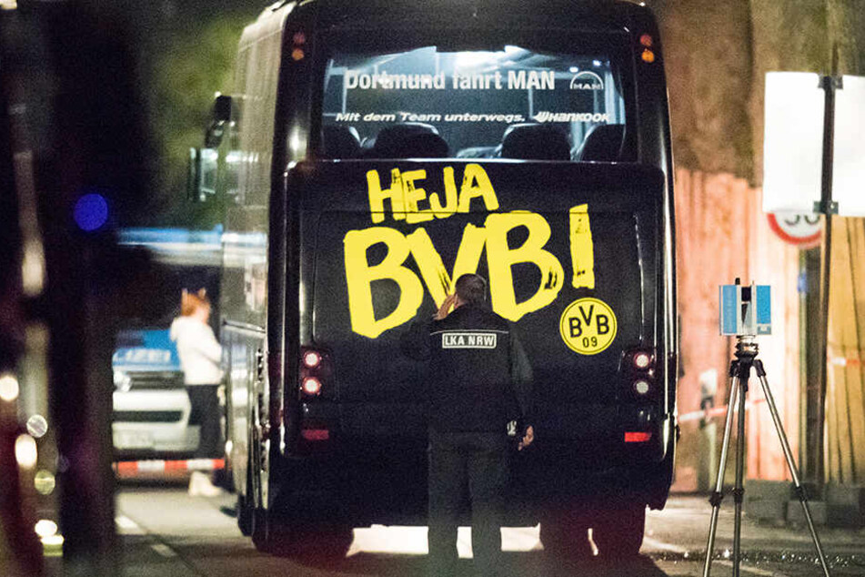 Der Mannschaftsbus des BVB wird nach dem Anschlag von einem LKA-Beamten untersucht.