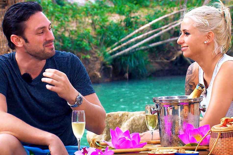 In den Einzeldates warf der Bachelor mit Komplimenten um sich. Beim Flaschendrehen hatte er nur Fragen zum Thema Sex.