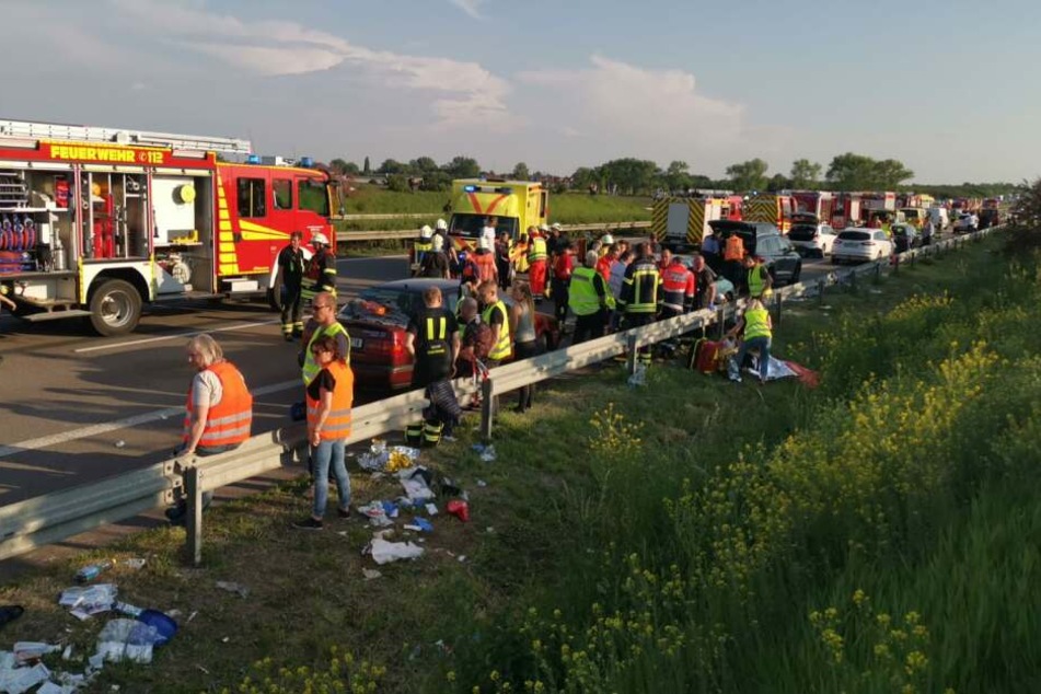Ein Mensch starb in dem Wrack, 67 weitere wurden teils lebensgefährlich verletzt.