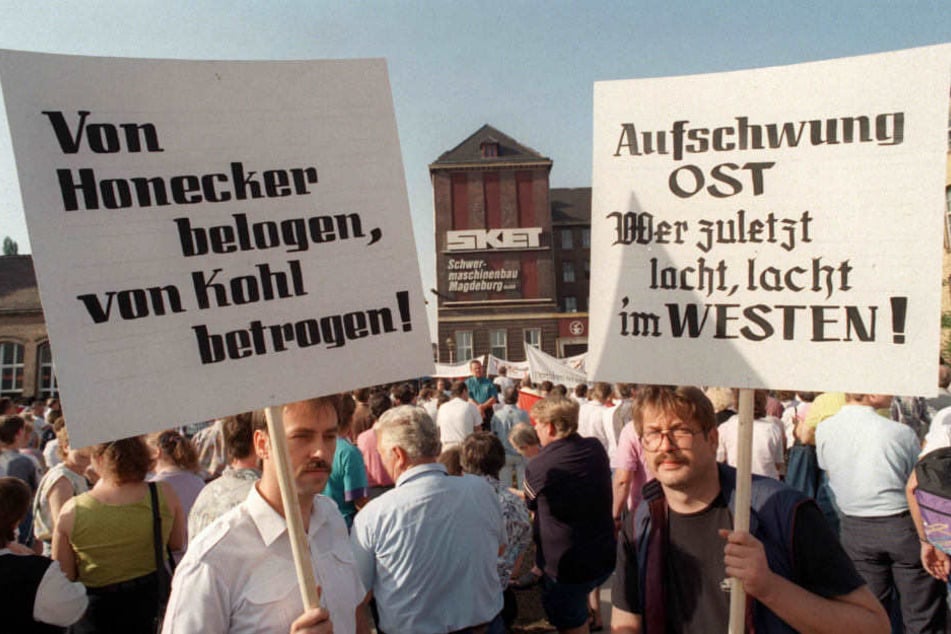 Mitarbeiter der SKET-Schwermaschinenbau GmbH in Magdeburg demonstrieren am im Juli 1992 mit Transparenten und Plakaten.