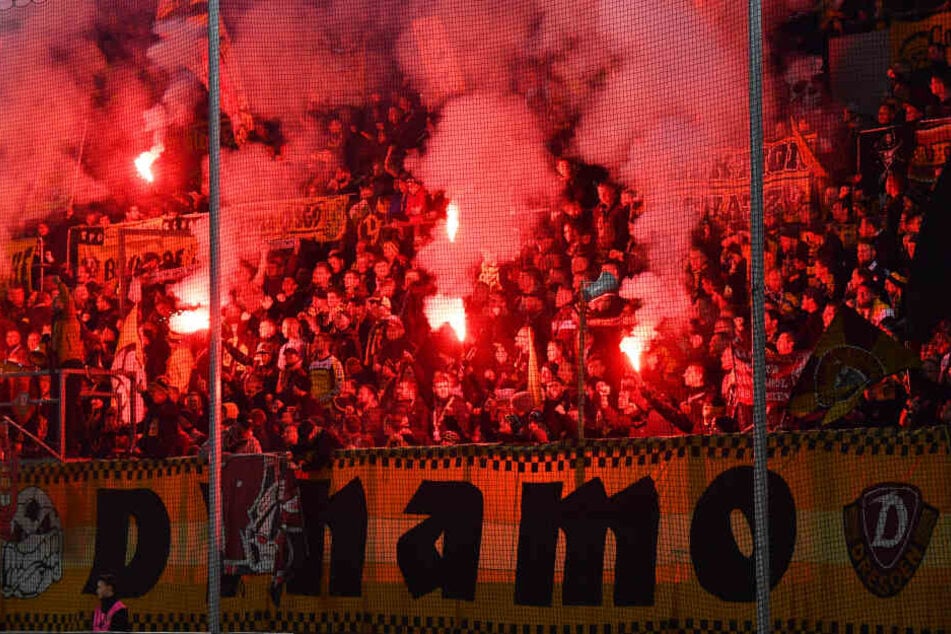 Vor dem Spiel und nach dem 1:0 zündeten die Dynamo-Fans zahlreich Pyro.