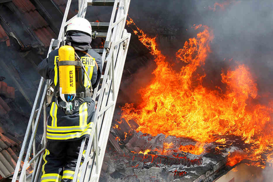 Das Feuer war im Dachstuhl ausgebrochen. (Symbolbild)