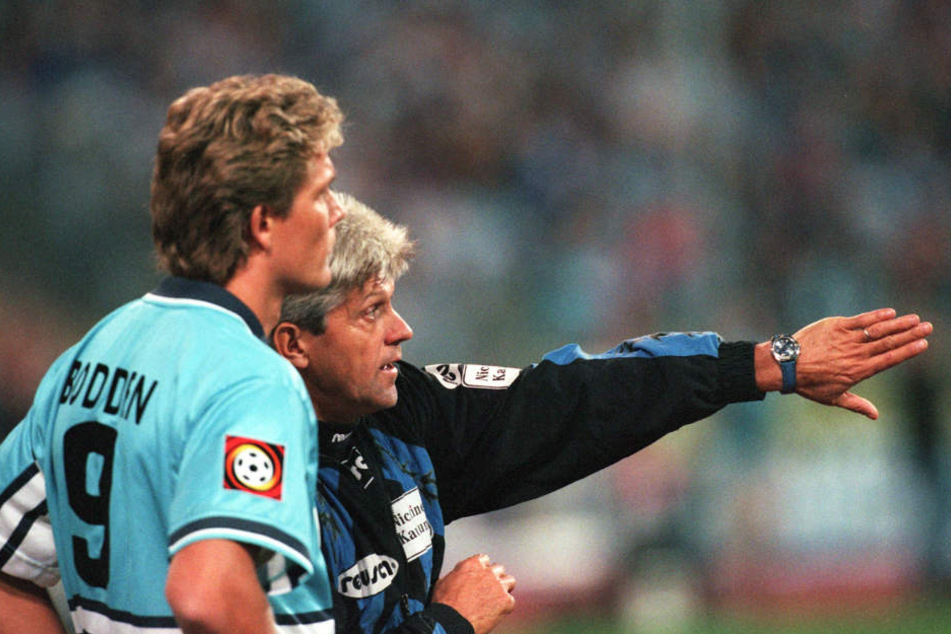 Auld Lang Syne: Werner Lorant wechselt am 3. Oktober 1997 Löwen-Stürmer Olaf Bodden ein. (Archiv)
