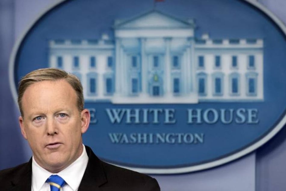So könnte Sean Spicer (45) aus der Röhre geguckt haben, als er seinen Faux-Pas bemerkte...