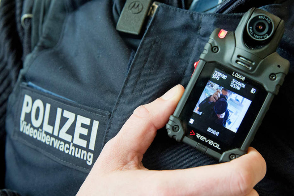 Die Bodycams sollen mögliche Angriffe auf Polizisten verhindern, da mit laufender Kamera die Aggressivität oft abnimmt.