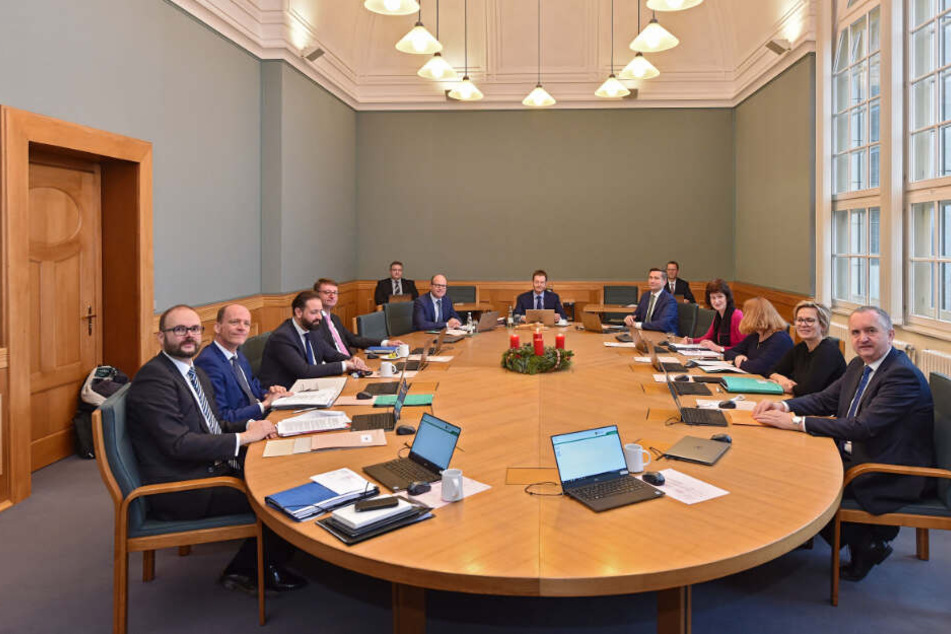 Das sächsische Kabinett bislang und künftig. Links die bestehenden Ministerien, rechts die mutmaßlichen neuen Zuschnitte und ihre Zugewinne aus den alten Ressorts.