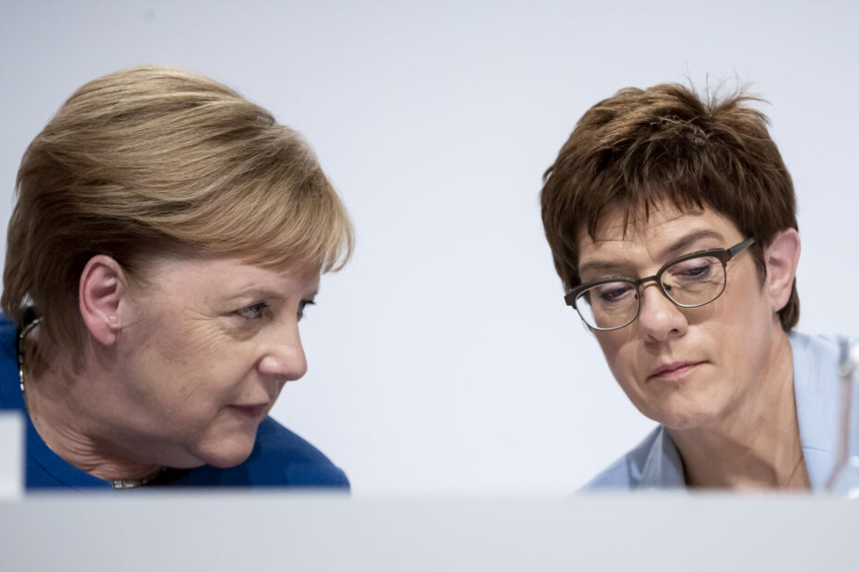 Angela Merkel und Annegret Kramp-Karrenbauer (beide CDU) fliegen am Sonntag fast zeitgleich in zwei Flugzeugen in die USA.