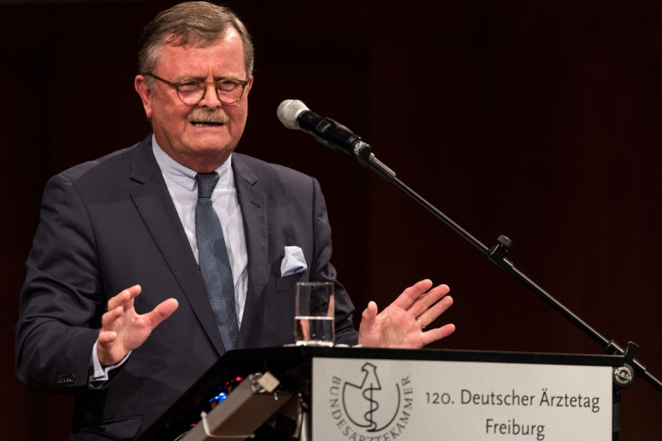 Ärztepräsident Frank Ulrich Montgomery ist über die Angriffe auf Krankenhauspersonal entsetzt.