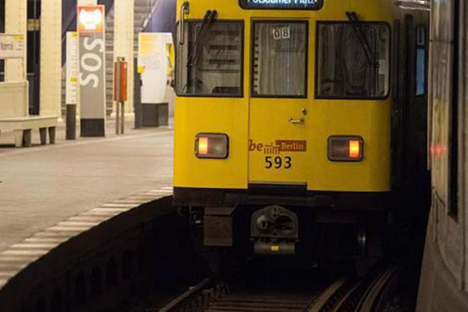 In einer Berliner U-Bahn soll der Fahrer eine Gruppe Afrikanerinnen heftig beleidigt haben.
