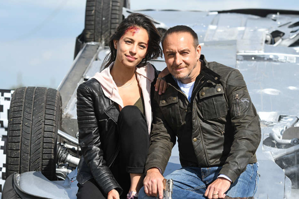 Die Schauspieler Gizem Emre und Erdogan Atalay bei einem Fototermin während der Dreharbeiten zur RTL Krimiserie "Alarm für Cobra 11".