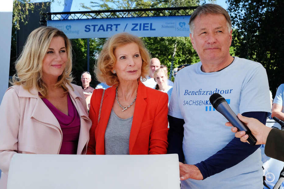 Sarah Marquardt (Alexa Maria Surholt, l.), Ingrid Rischke (Jutta Kammann, M.) und Dr. Roland Heilmann (Thomas Rühmann, r.) geben den interessierten Journalisten in der neuen Folge von "In aller Freundschaft" Auskunft über die Benefiz-Radtour zu Gunsten de
