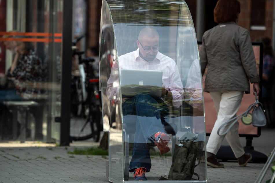 Carsten Weber arbeitet in dem kleinen Büro.