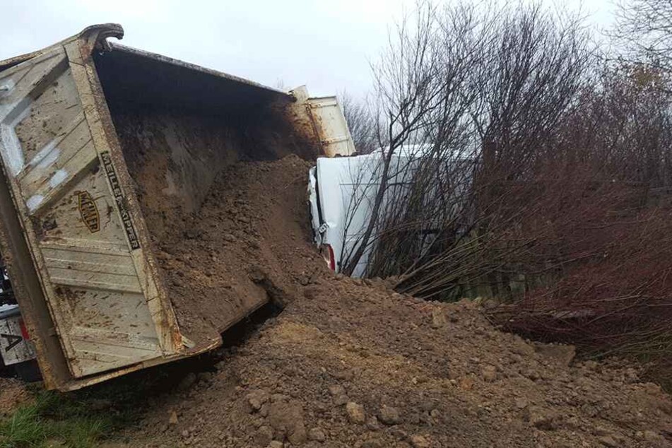 Warum der LKW umkippte ist völlig offen.