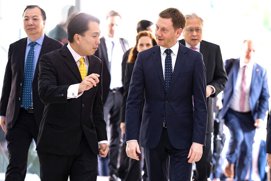 Michael Kretschmer (re.) wurde von Firmenboss Vincent Chong beim Elektronik-, Luftfahrt- und Rüstungsbetrieb ST Engineering begrüßt.