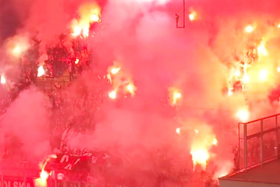 Vermummte Cracovia-Krakau-Anhänger sorgten für ein wahres Fackelmeer im Derby Krakowa.
