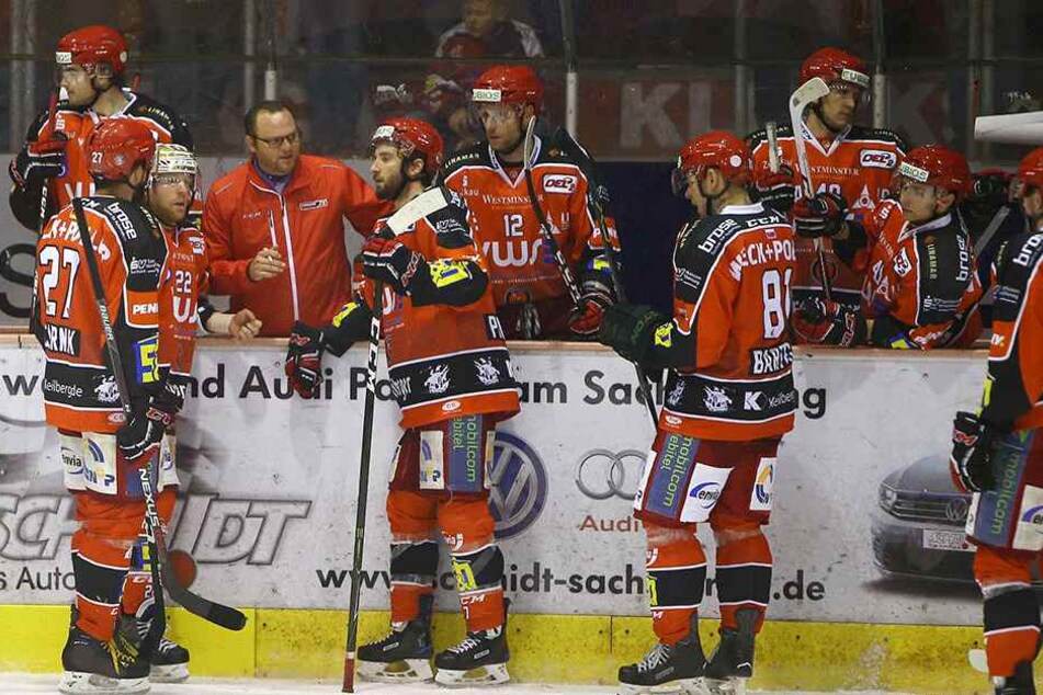 Eispiraten-Coach Chris Lee bei einer Ansprache an seine Mannschaft (Archivbild).