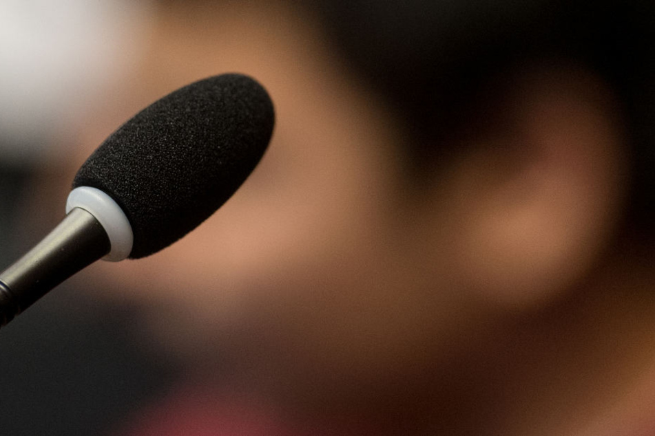 Der Angeklagte (Bildhintergrund) soll eine 19-Jährige vergewaltigt und ermordet haben. Über sein Alter hatte er gelogen.