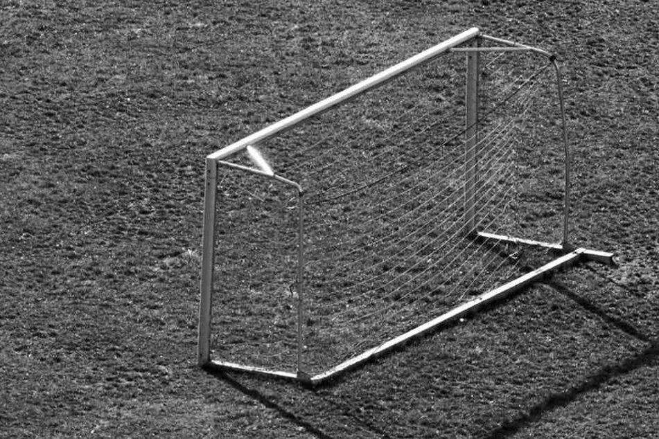 Während einer Fußballpartie in Dessau-Roßlau brach ein Spieler auf dem Feld zusammen. Wenig später verstarb der Mann (Symbolbild).