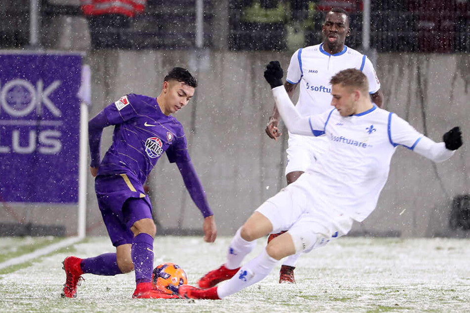 Keine Angst vor großen Namen: John-Patrick-Strauß (l.) vernascht "U19" Europameister Felix Platte.