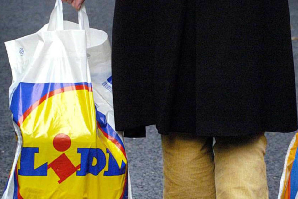 Als erster Lebensmitteldiscounter werde Lidl ab Frühjahr 2017 die umweltschädlichen Kunststofftüten aus dem Angebot nehmen.