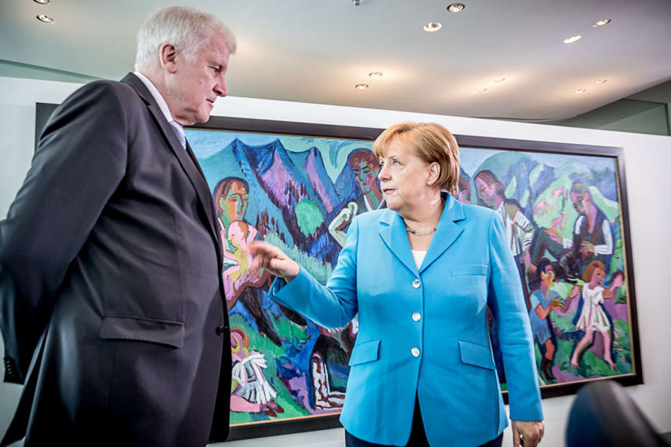 Angespannte Stimmung: Bundeskanzlerin Angela Merkel (CDU) spricht mit Horst Seehofer (CSU), Bundesminister für Inneres, Heimat und Bau,
