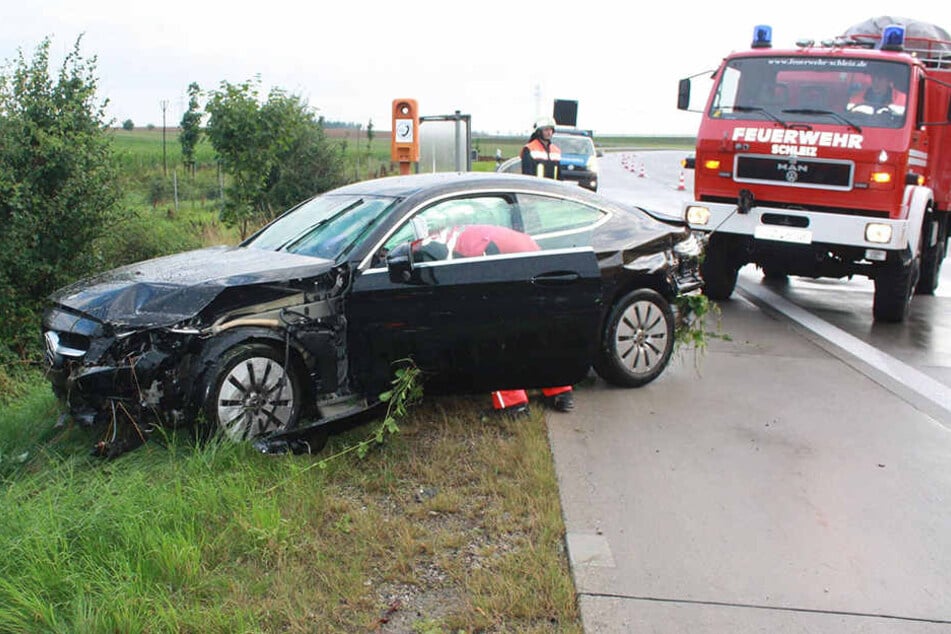 Die Feuerwehr zog den Mercedes mit einem Rüstwagen zurück auf die Autobahn.