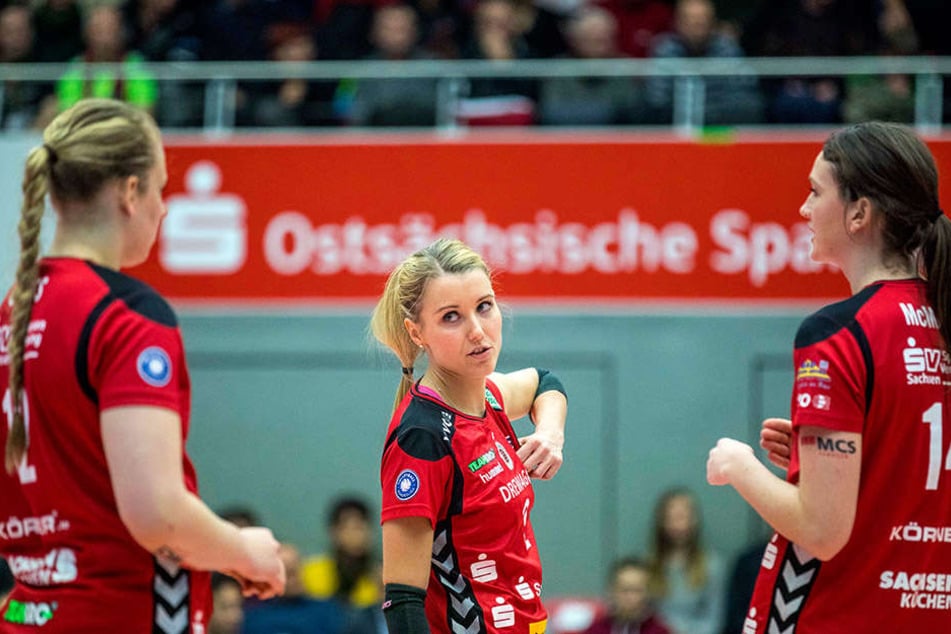 Zuspielerin Mareen Apitz (Mitte) bespricht sich mit ihren Mitspielerinnen. Morgen fliegen die DSC-Volleyballerinnen zur Champions League nach Istanbul.