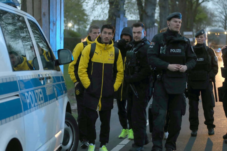 Die Spieler stehen nach dem Anschlag verängstigt neben der Polizei.