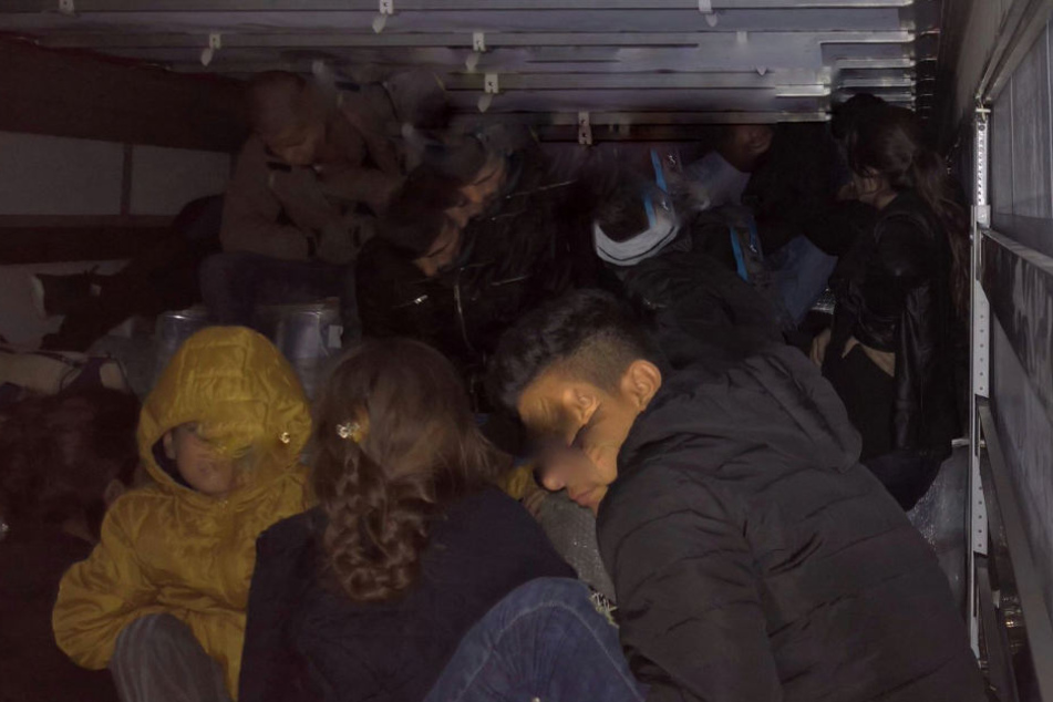 51 Migranten auf der Ladefläche eines Lkws bei Frankfurt/Oder.