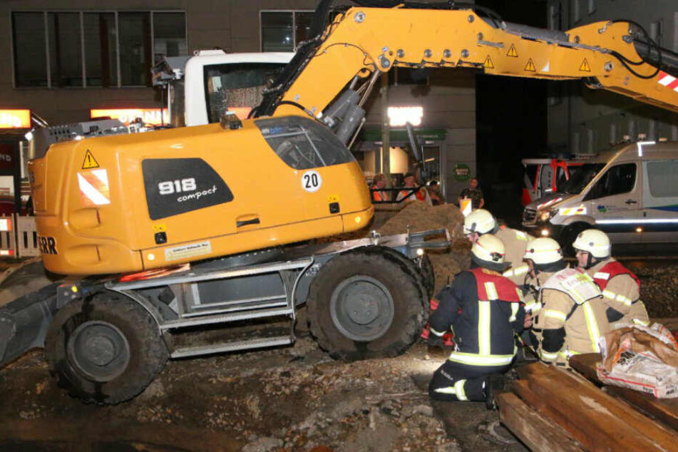 Der Bagger stand nur noch mit drei Rädern auf festem Boden.