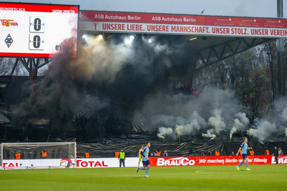 Gladbach-Fans zündeln im Gästeblock.