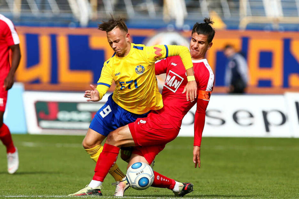 Feierte gegen den Berliner AK nach langer Verletzungspause sein Startelf-Comeback: Maximilian Pommer (l., hier gegen Tunay Deniz, der später Rot sah).
