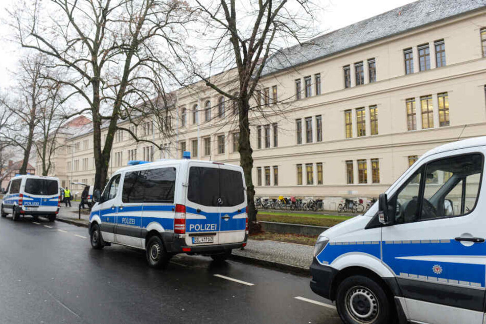 Die Polizei war mit zahlreichen Einsatzkräften in Potsdam im Einsatz, um das Justizzentrum nach einer Bombendrohung zu räumen.