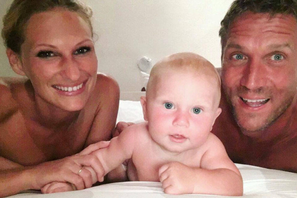 Janni, Emil-Ocean und Peer mit einem ordentlichen Sonnenbrand im Hotelzimmer.