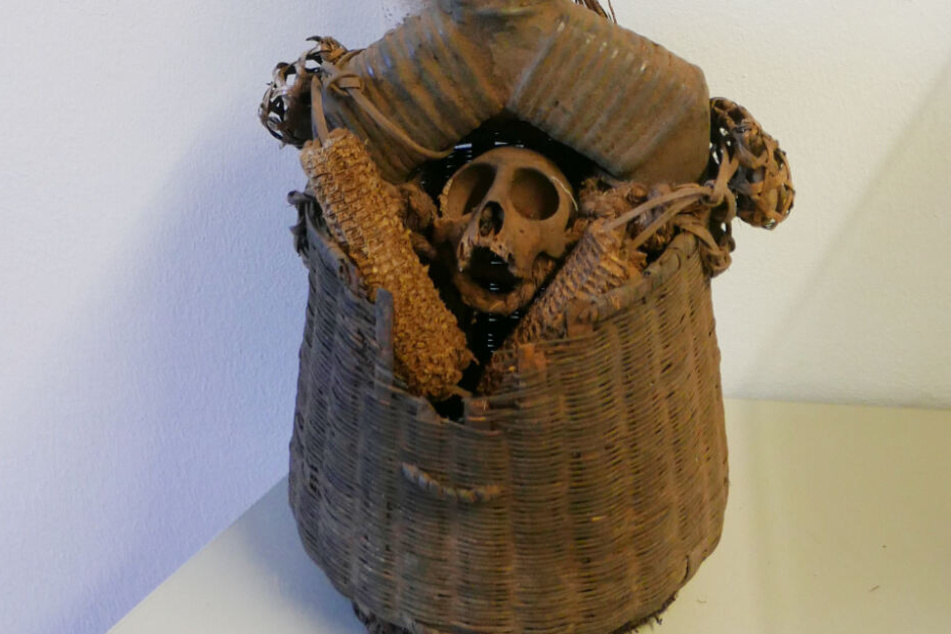Der Schädel befand sich in einer etwa 50 cm Meter großen Statue.