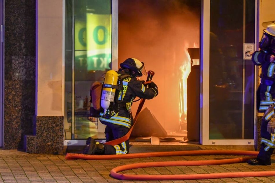 Bei einer Automatensprengung in Magdeburg ist es am frühen Freitagmorgen zu einem Brand gekommen.