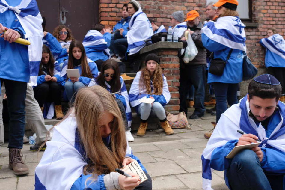 Jugendliche Teilnehmer des "Marsch der Lebenden" von Auschwitz nach Birkenau 2017. Jährlich wird so am Holocaust-Gedenktag der Holocaus-Opfer gedacht.