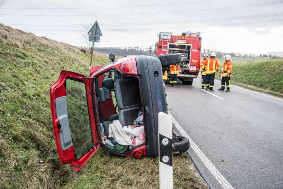Ein Fahrzeug liegt am 18.01.2018 bei Ebersbach auf der Seite. Nach einer Sturmböe verlor der Fahrer die Kontrolle über das Fahrzeug.