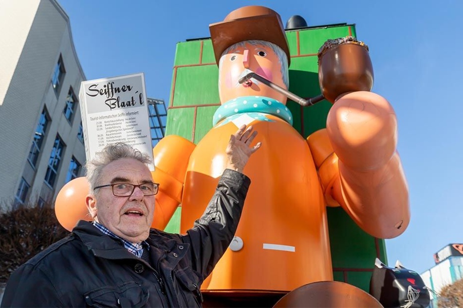 Ehrenfried Kluge (78) vor seinem Namensvetter. Der Neuhausener baute den Räuchermann vor fünf Jahren.